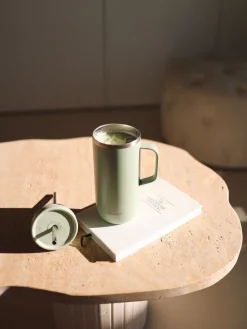 Cold Cup isotherme avec Anse - Matt Vert Tilleul